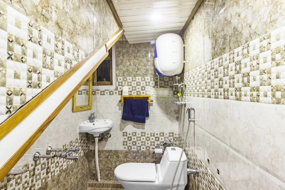 GuestHouser 1 BR Bed & Breakfast 83ac