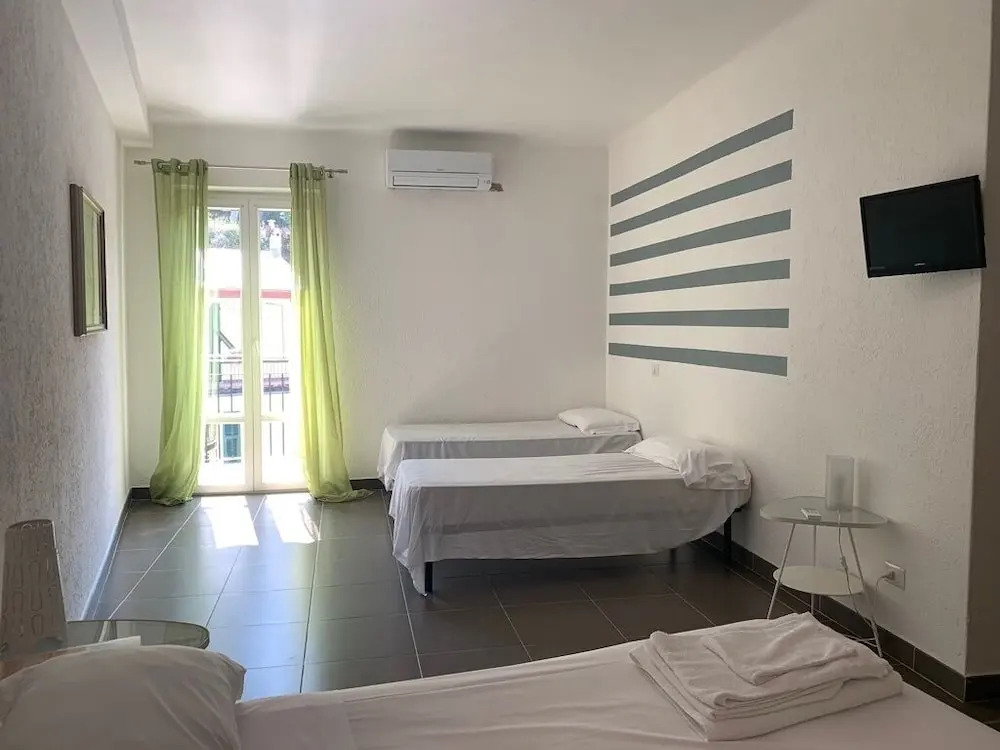 The Vernazza Main Plaza - Rooms & Suites
