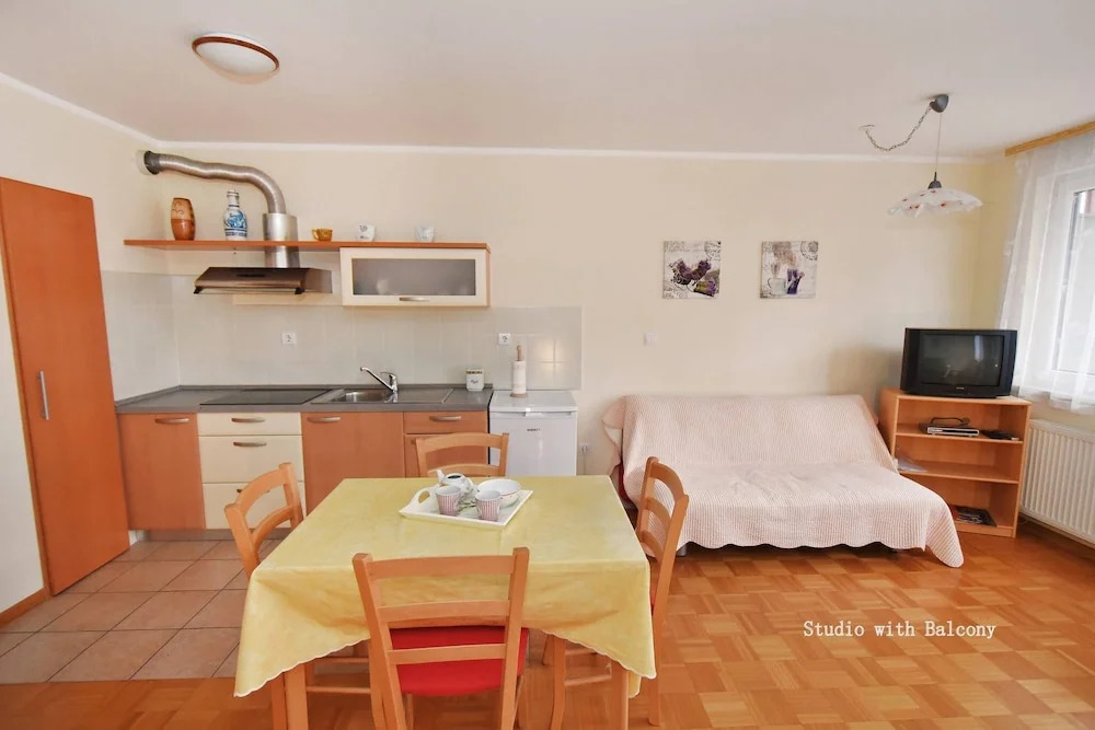 Flora - Studio Apartment