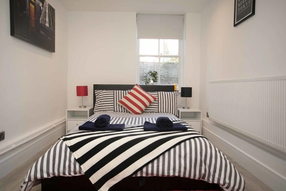 Light filled garden flat sleeps 4