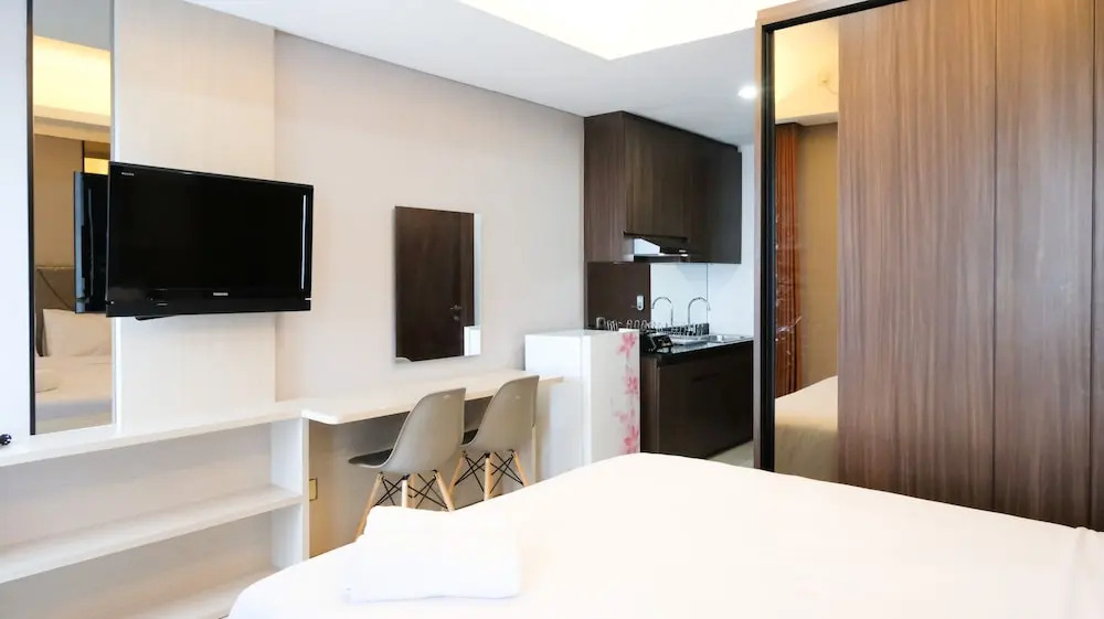 Luxurious Studio With Long Golf View At Grand Sungkono Lagoon Apartment