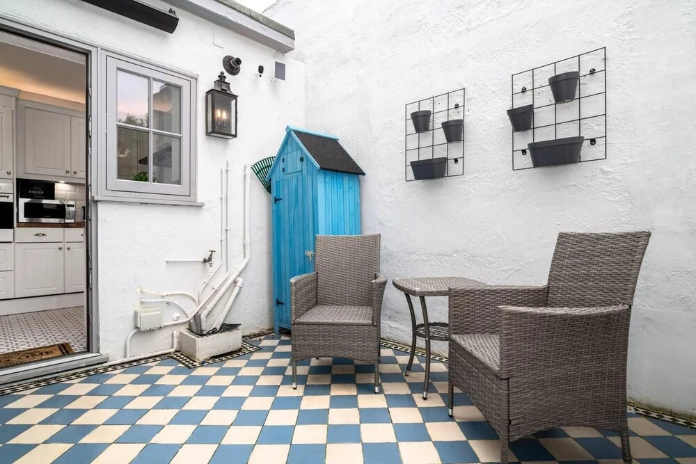 Classic Designer Beautiful 1 Bed Home With Parking