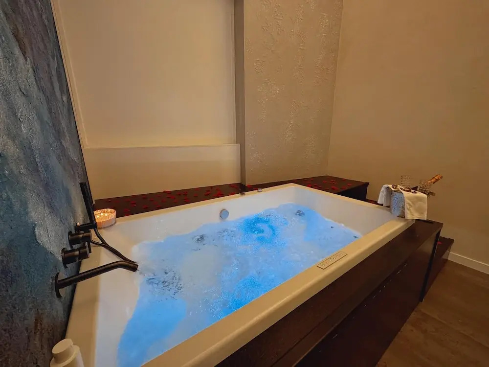 Corona Suite & Rooms