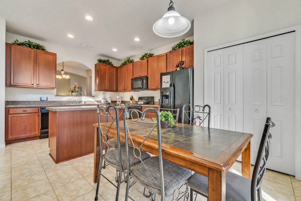 6 Bedrooms 4 Bathrooms Veranda Palms 4457 Np