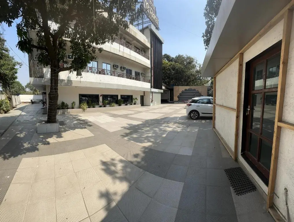 Hotel Merakee - Near Dahisar Mira Road Mumbai