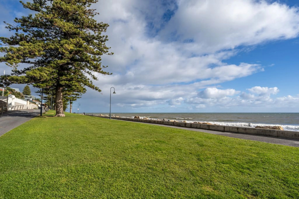 Glenelg Beach Stylish 2 Story Townhouse Sea View