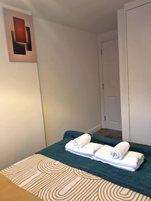 2 Bed Home - Parking, Private Garden, Wifi