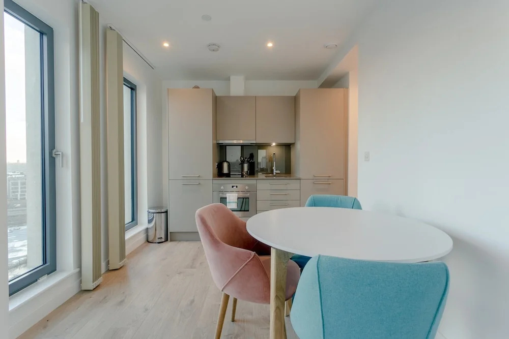 Modern 1 Bedroom Apartment With Views in Stratford