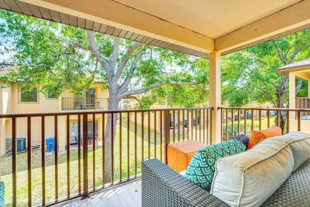 9 Mi to Wdw: Townhouse w/ Balcony in Davenport!