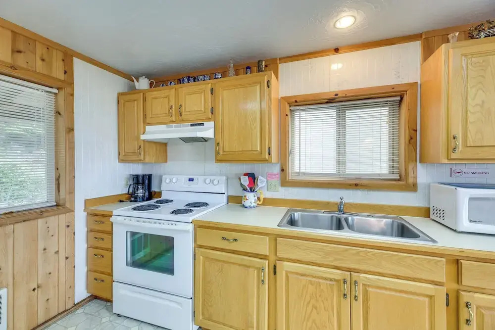 Sanderling Sea Cottages, Unit 3 w/ Private Balcony