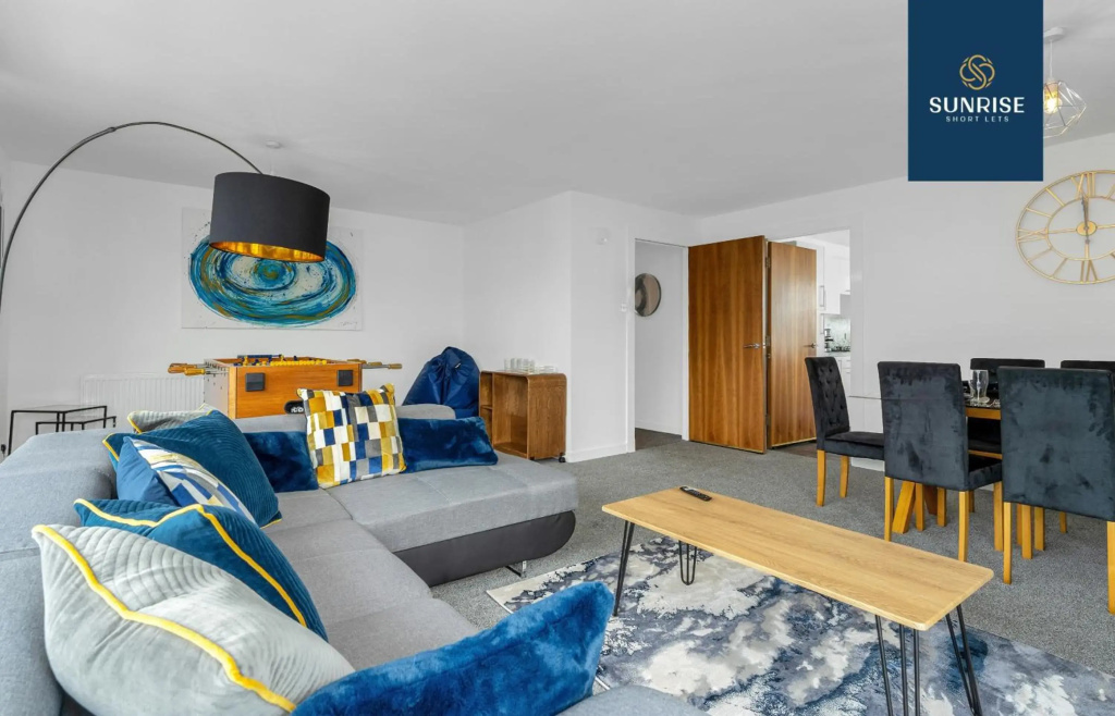 THE PENTHOUSE, Stunning Views, Foosball Table, Central Location, 3 Rooms, Sleeps 6, Ideal for Families, Tourists, Business Travellers