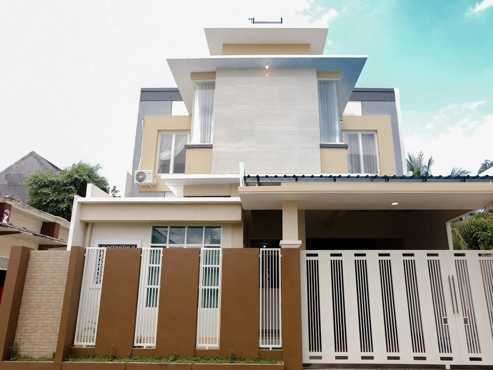 Oyo Flagship 1603 Antosa Silver Key