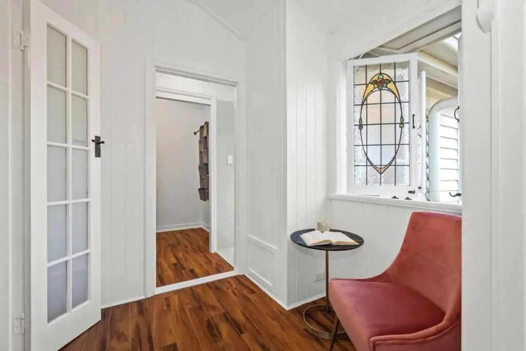 Urban Getaway Top Floor 4BR 4BA, AC, Sauna, Ipswich