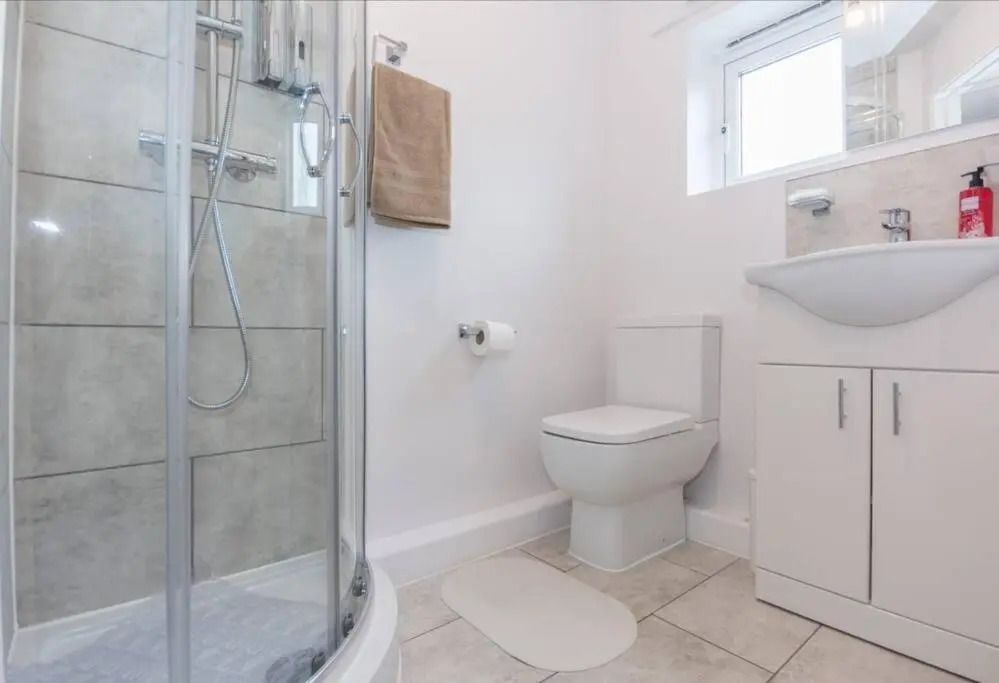 BrumStay UK - 4 Bed House with Garden, Parking and Fibre Broadband with speed upto 250mbps