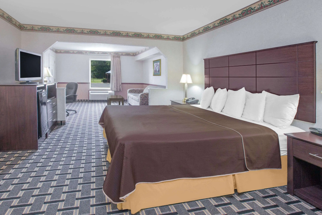 Days Inn & Suites by Wyndham Pine Bluff