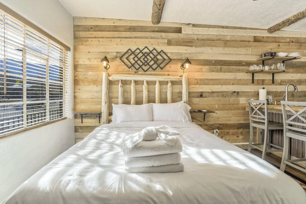 1BD Suitenear Old Colorado City & Hiking!dogs Welcome!