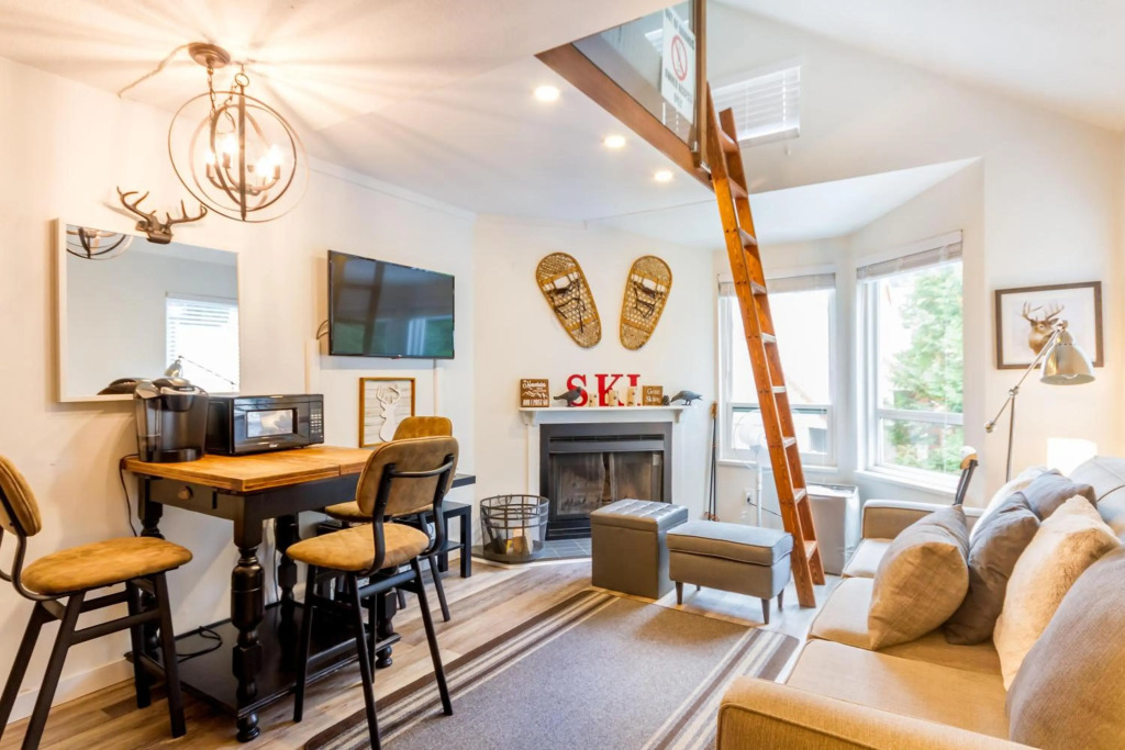 Cute and Cozy, walk to Gondola Ski in Out