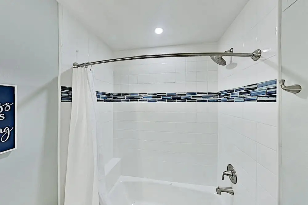 Walk To Beach! Modern Getaway With New Full Kitchen - 2 Bedroom Apts