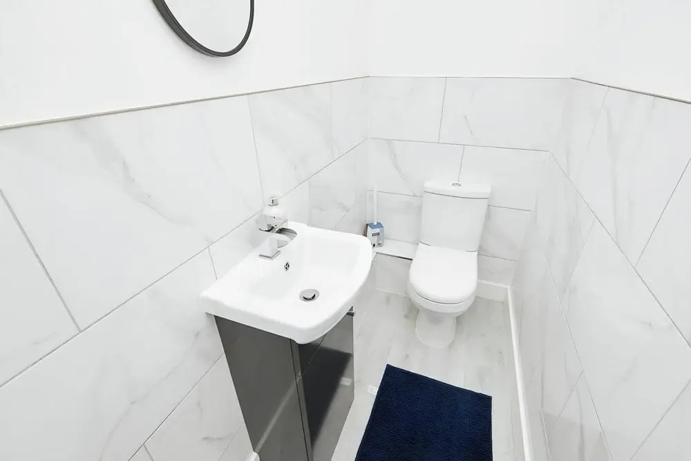 Modern 2 Bedroom House With Free Gated Parking