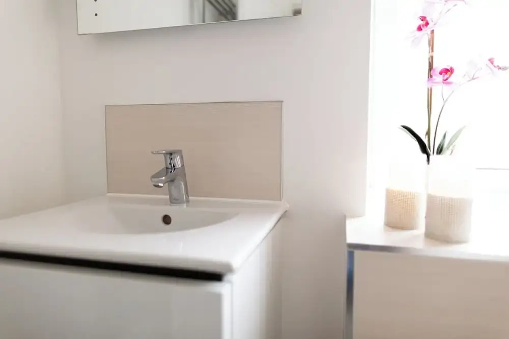 Stunning 2 BD with Patio & Free Parking