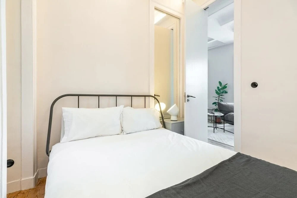 Design Spacious 2bd, 5mins From Lx Factory!
