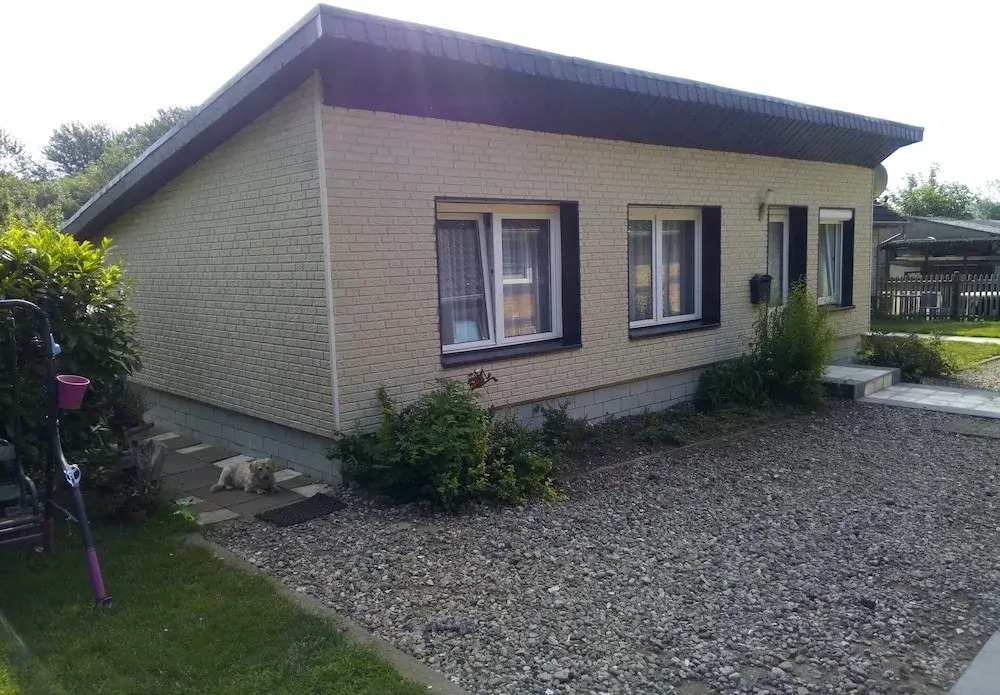 Spacious Bungalow near Sea in Grundshagen