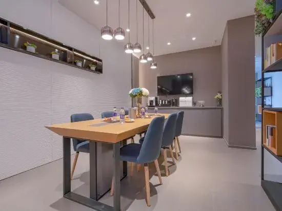 Homeinn Selected Hotel (Nanjing Railway Station North Square Hongshan Forest Zoo Subway Station)
