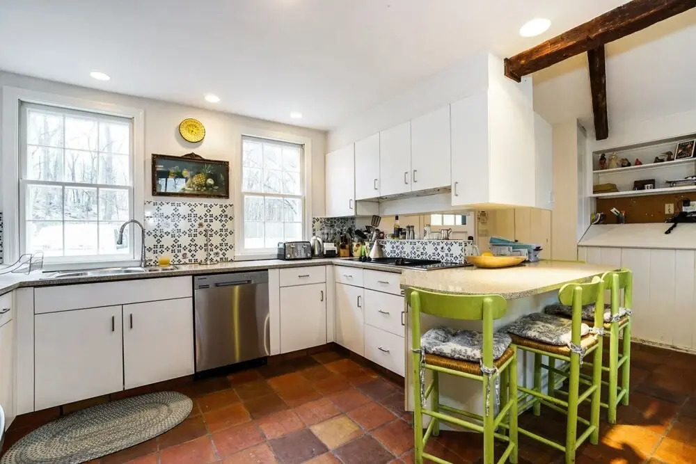 Bedford Big House w Heated Pool & Hot Tub on 4 Acres! Perfect Place to Social Distance and Stay Safe. Super-host Support, Check out our Reviews!