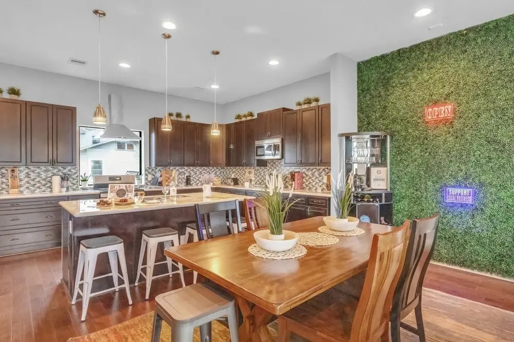 Modern, Houston Inspired House W/ Best Views Of Downtown! - Less Than 1 Mile To Eado/midtown Bars 3 Bedroom Home by Redawning