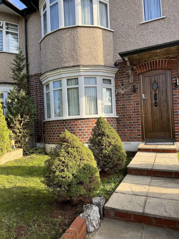 TJ Homes - Double room with Single Bed - 3 Min to Tube station - London