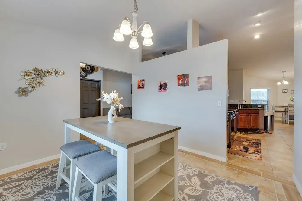 Family Home w/ Screened Porch in Davenport