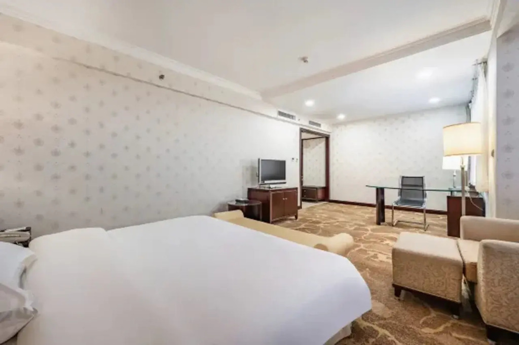 Y Hotel (Taiyuan Jiefang Road Liuxiang Kaihua Temple Metro Station)