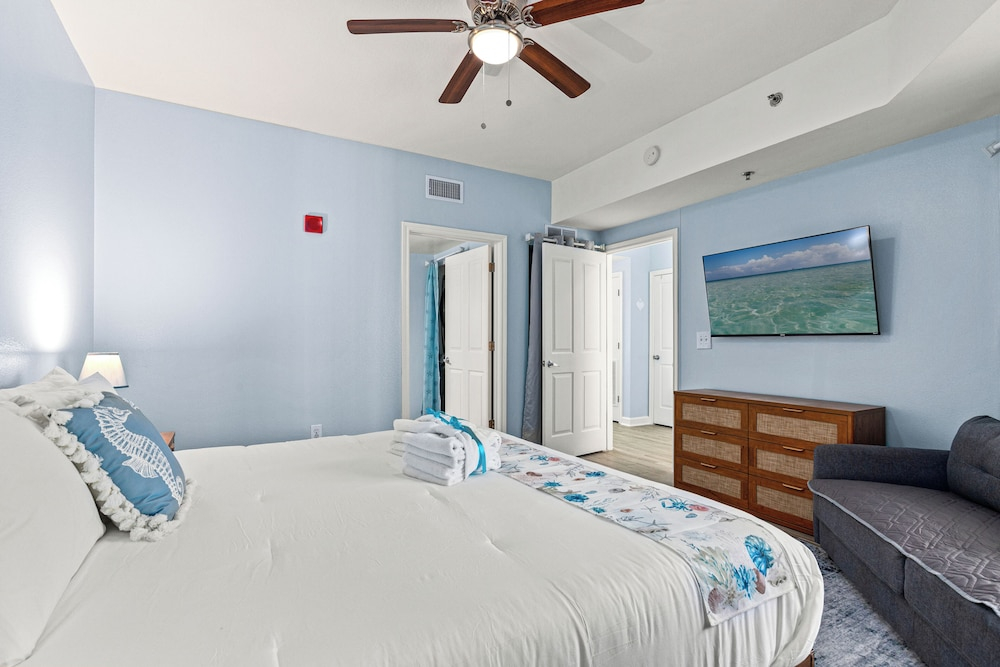 Looking for a Shore Thing? Here it is! 2BR 2.5ba Sleeps 8! Beachfront!