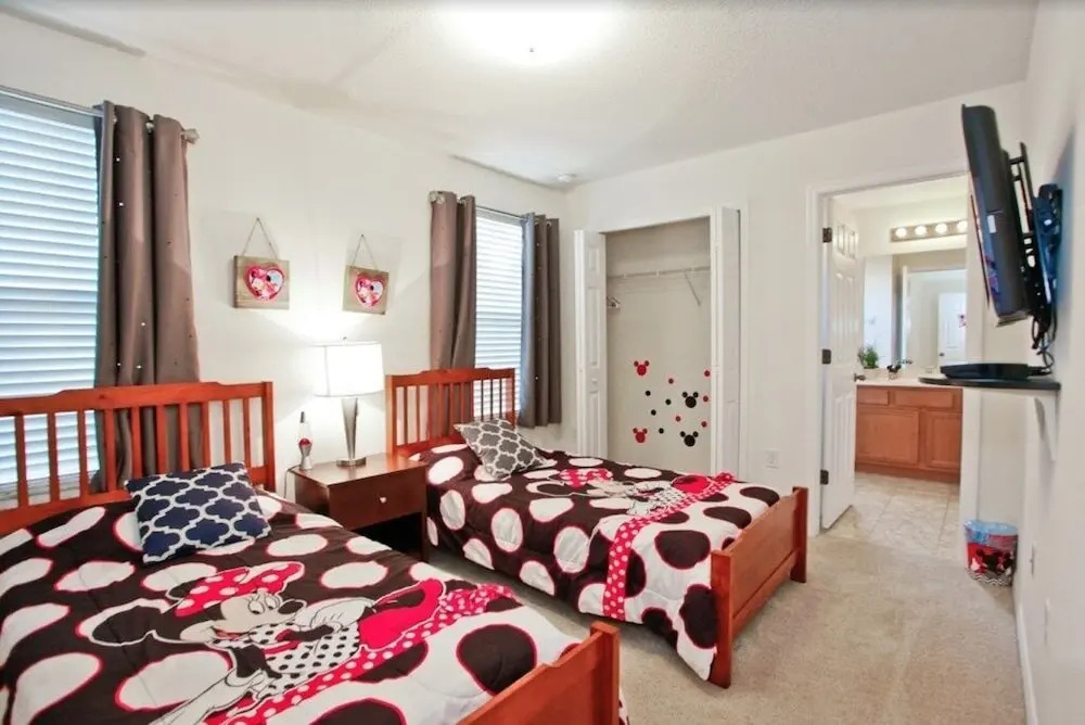 241 Las Fuentes Drive 6 Bedroom Home by Redawning