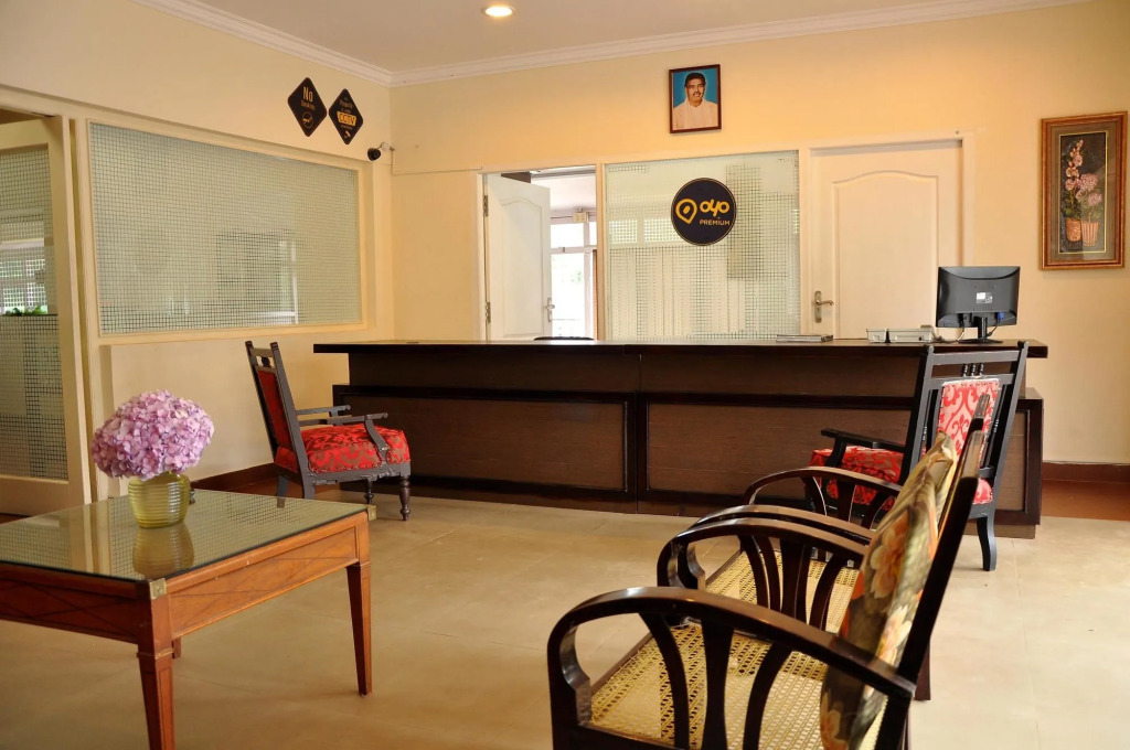 OYO Premium Golf Club Road