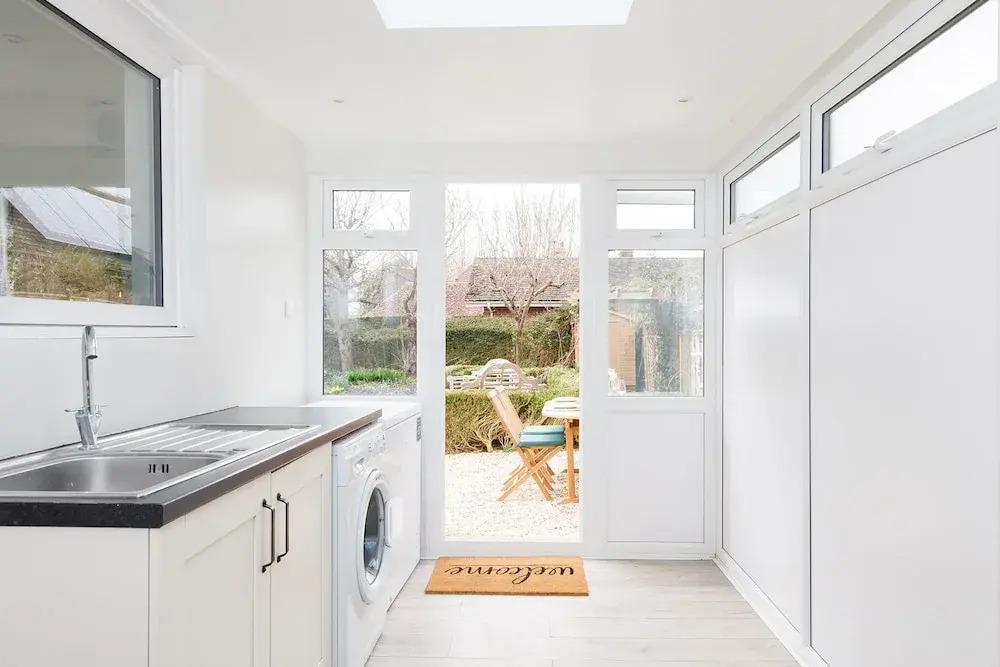 Newly Renovated Cottage 150m from Waterfront