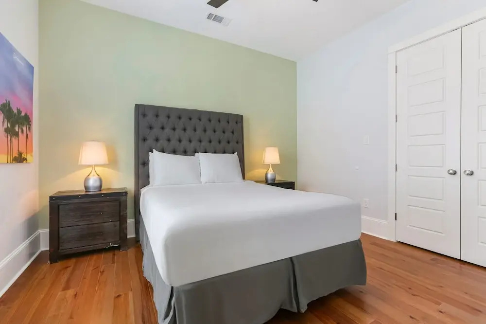 Modern 4 BR Condo with Balcony & Pool - Near FQ