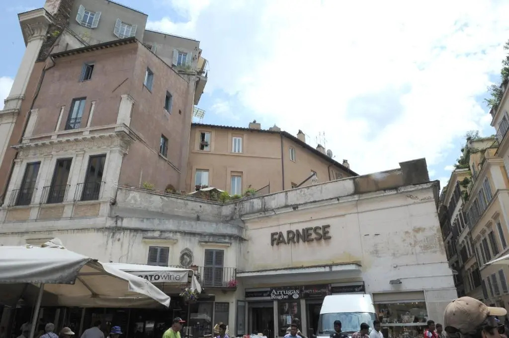 Flowers Apartments Rome City Center
