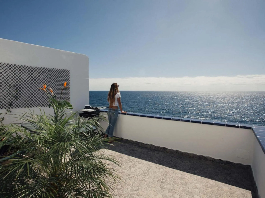 Canary casita next to the Atlantic Ocean
