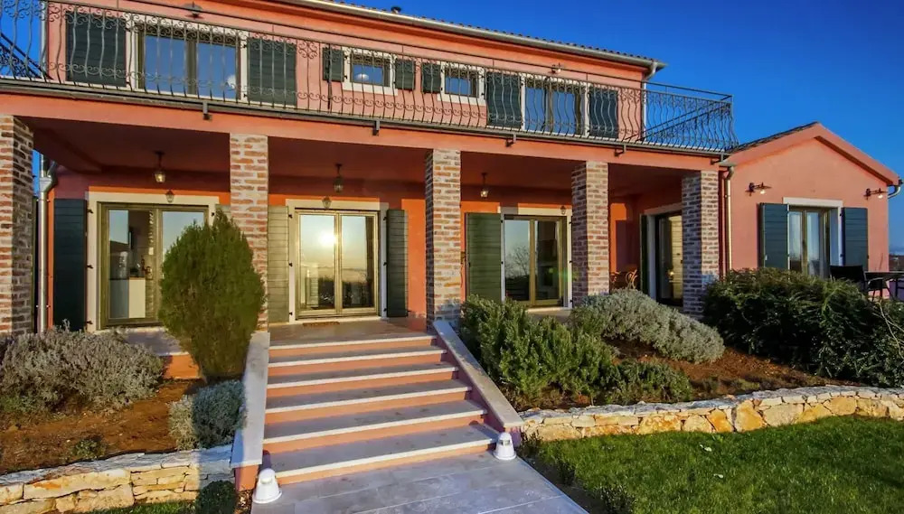 Gorgeous Villa With Private Swimming Pool and Covered Terrace