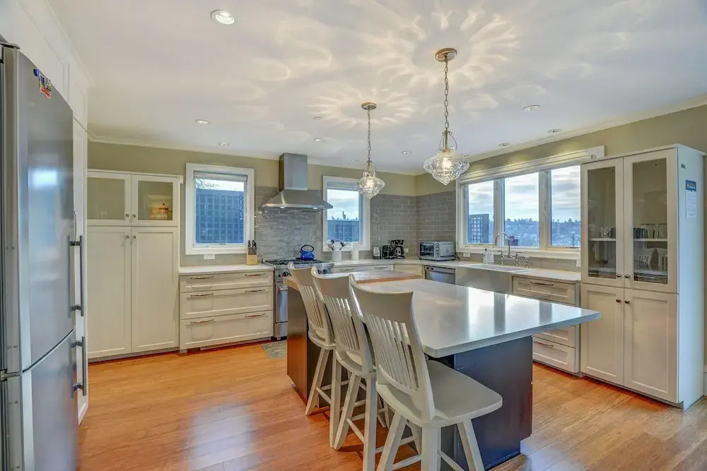 "the Fremont Lookout" W/ Deck & Gourmet Kitchen! 2 Bedroom Apts by Redawning