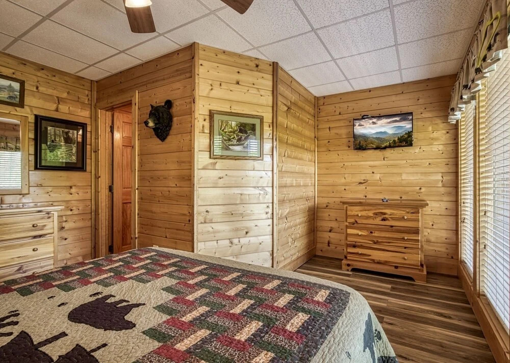 Ern849- Sweet Escape - Great Location! Close To Action! 4 Bedroom Cabin by RedAwning
