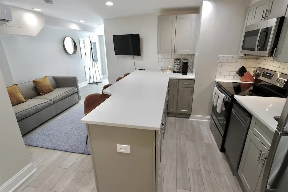 Darling Apartment in Capitol Hill - TWO min to Metro