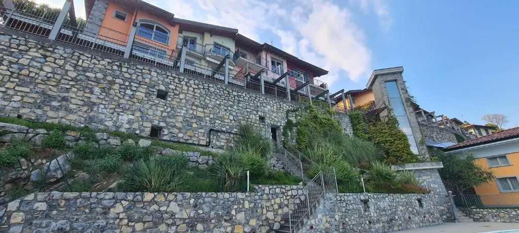Residence Sirene alloggio Paola con vista lago e piscina comune