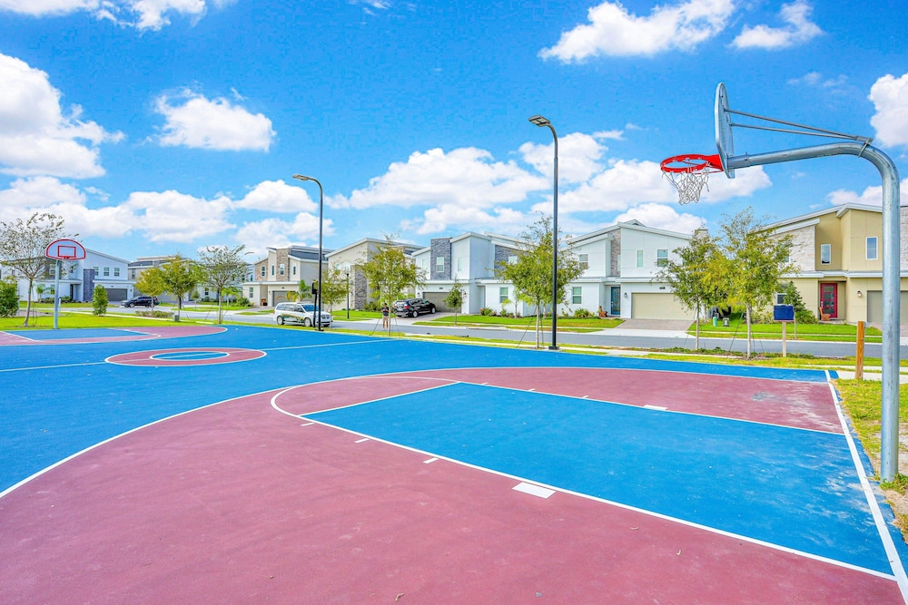 Beautiful Home With Private Pool and Space for the Whole Family