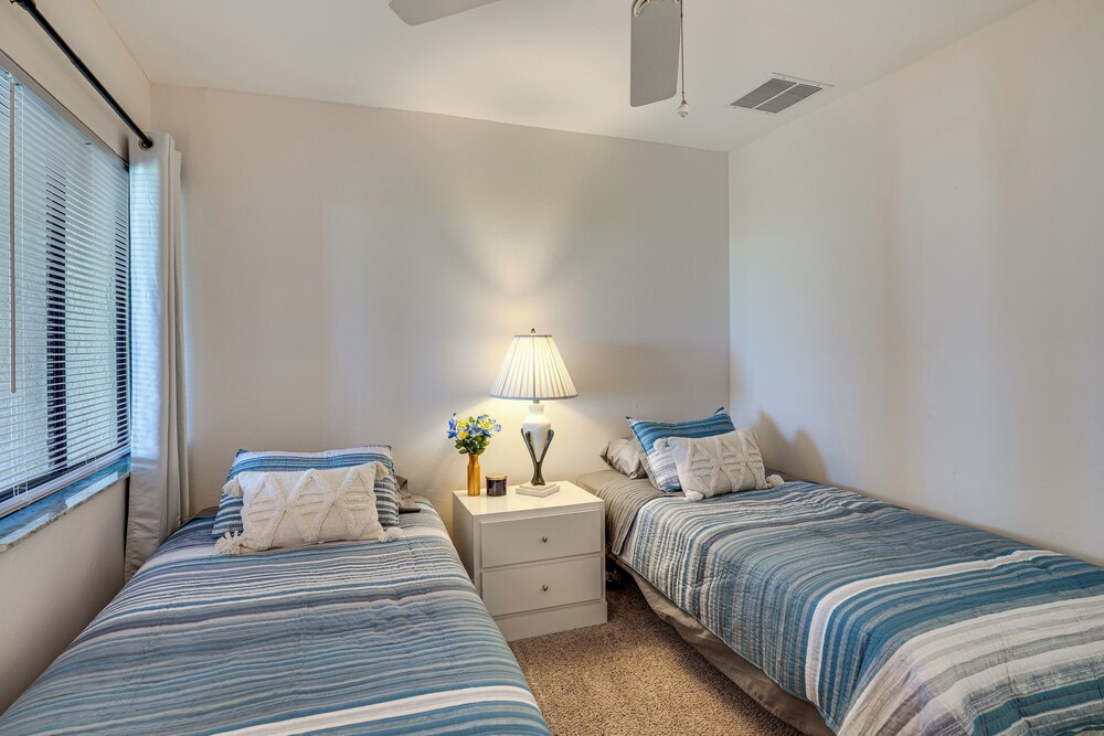 Resort-style Fort Myers Gem: Swim, Golf & Cruise!
