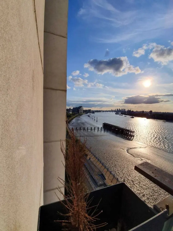 AFFLUENT APARTMENTS riverside Sark tower