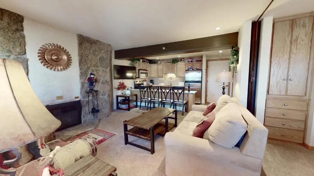 Laurelwood Condominiums Studio Premier Unit 109
