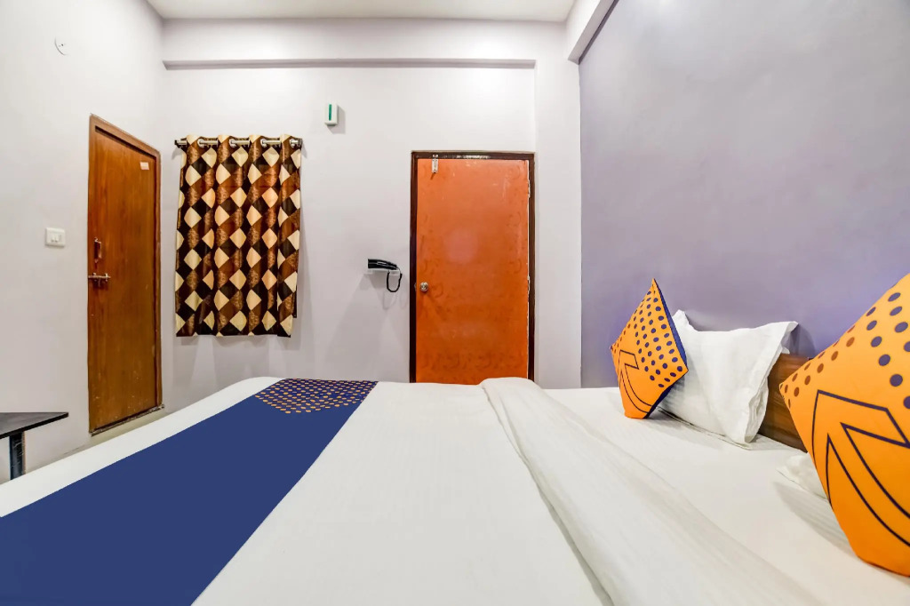 SPOT ON 76764 Hotel Lux