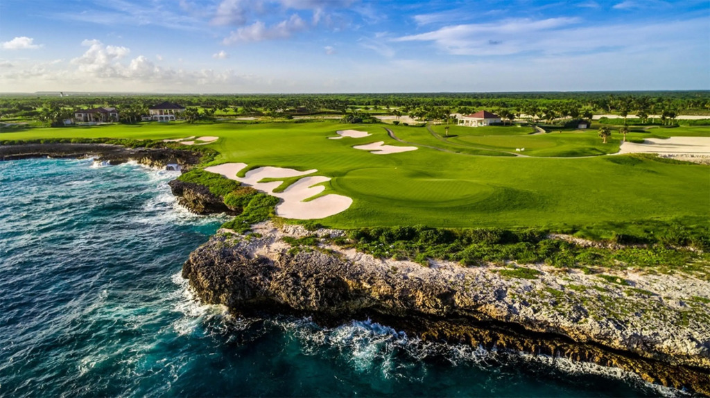 One-of-a-kind Villa With Open Spaces and Amazing Views in Luxury Beach Resort
